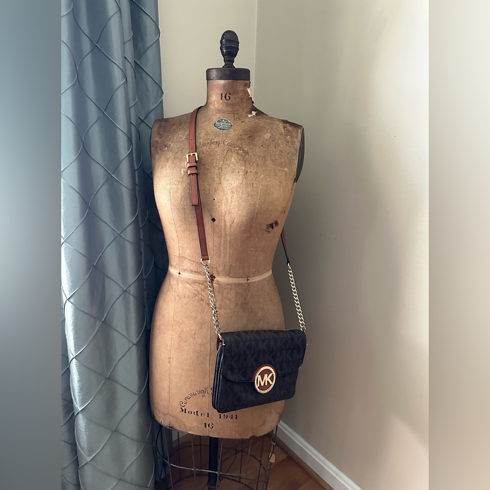 Michael Kors Crossbody Purse excellent used condition